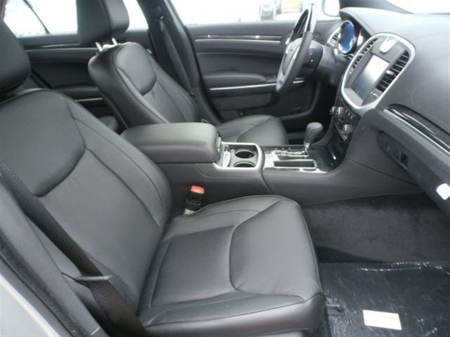 Chrysler 300C 2011 photo 2