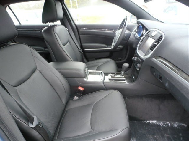Chrysler 300C 2011 photo 2