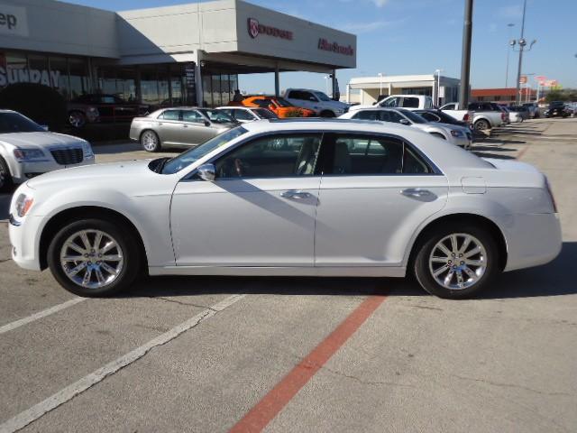 Chrysler 300C 2011 photo 1
