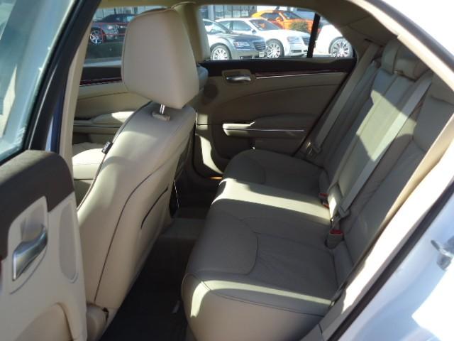 Chrysler 300C 2011 photo 2