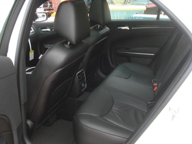 Chrysler 300C 2011 photo 1