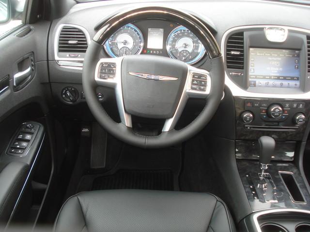 Chrysler 300C 2011 photo 2