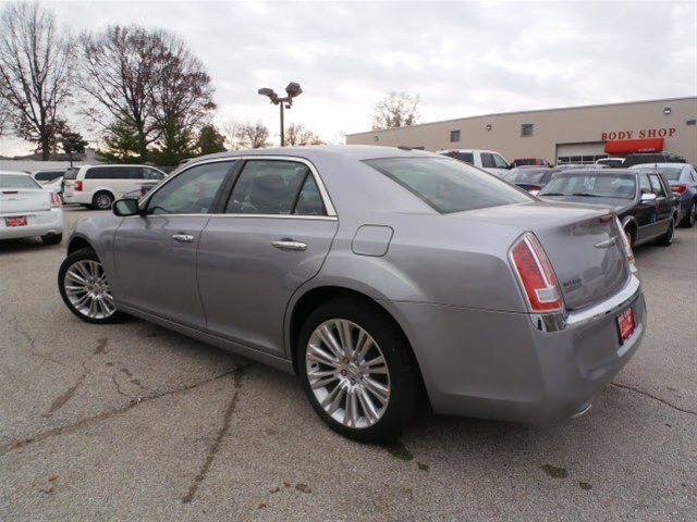 Chrysler 300C 2011 photo 5