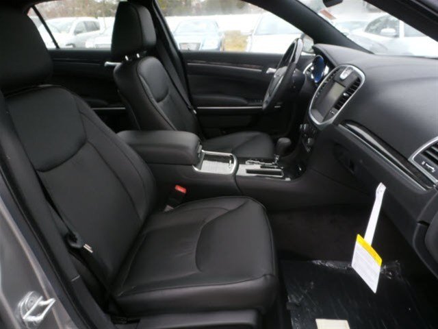 Chrysler 300C 2011 photo 2
