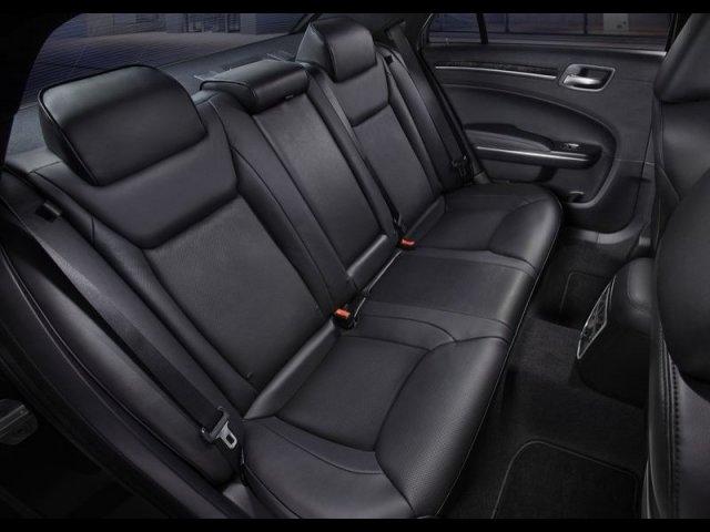 Chrysler 300C 2011 photo 2