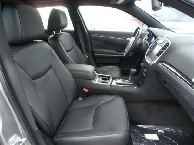 Chrysler 300C 2011 photo 2