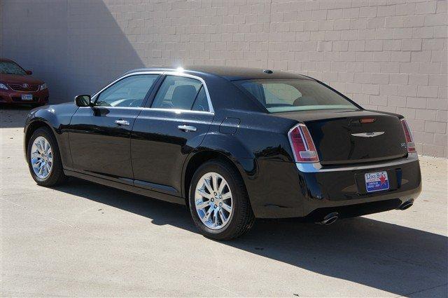 Chrysler 300C 2011 photo 2