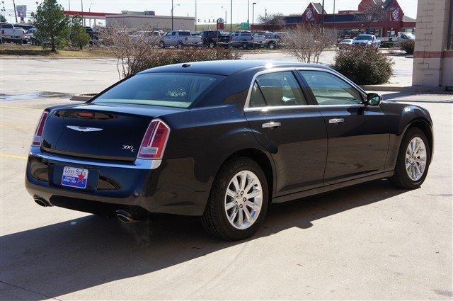 Chrysler 300C 2011 photo 3