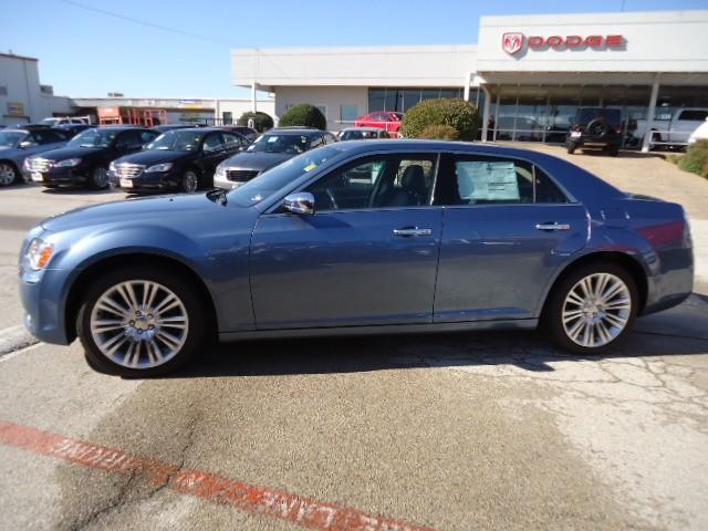 Chrysler 300C 2011 photo 1