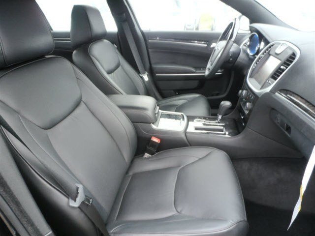 Chrysler 300C 2011 photo 2