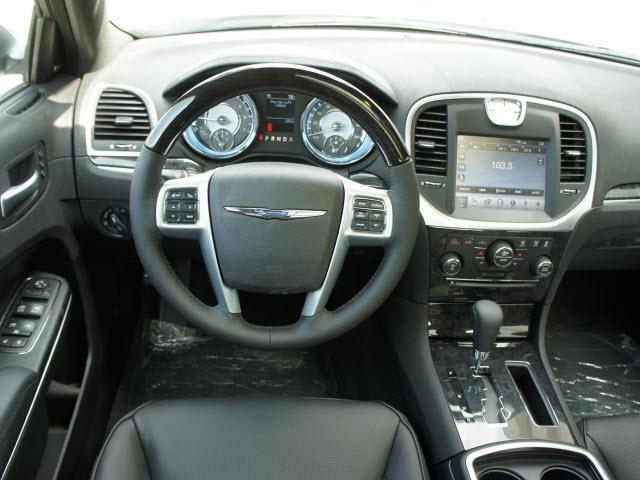 Chrysler 300C 2011 photo 4