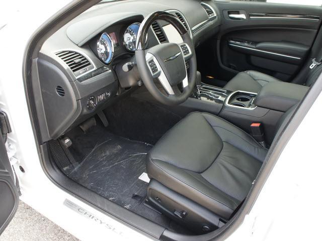 Chrysler 300C 2011 photo 2