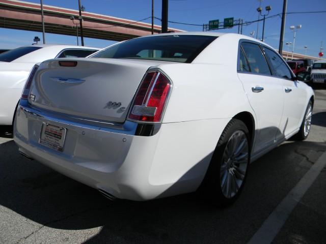 Chrysler 300C 2011 photo 1
