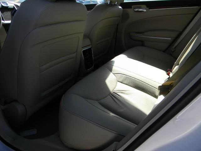 Chrysler 300C 2011 photo 2