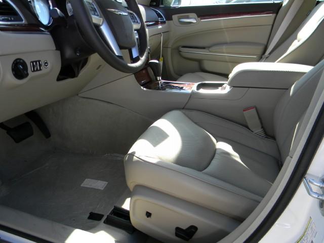 Chrysler 300C 2011 photo 3