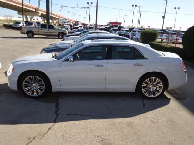 Chrysler 300C 2011 photo 1