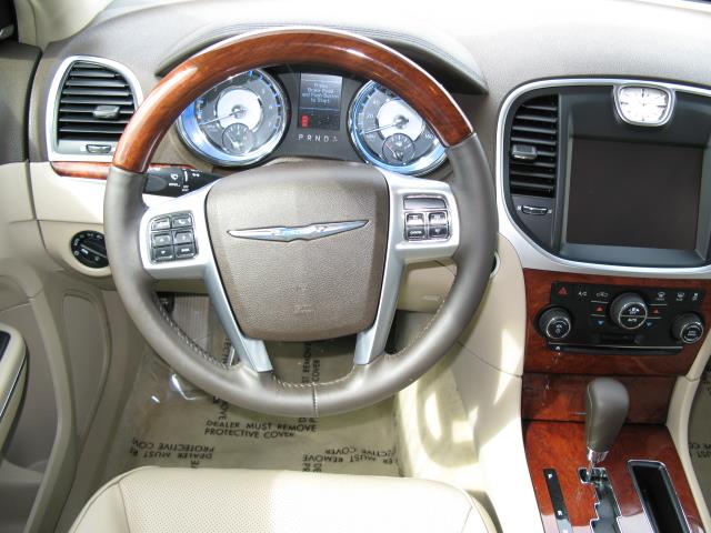 Chrysler 300C 2011 photo 11