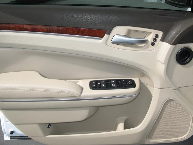 Chrysler 300C 2011 photo 2
