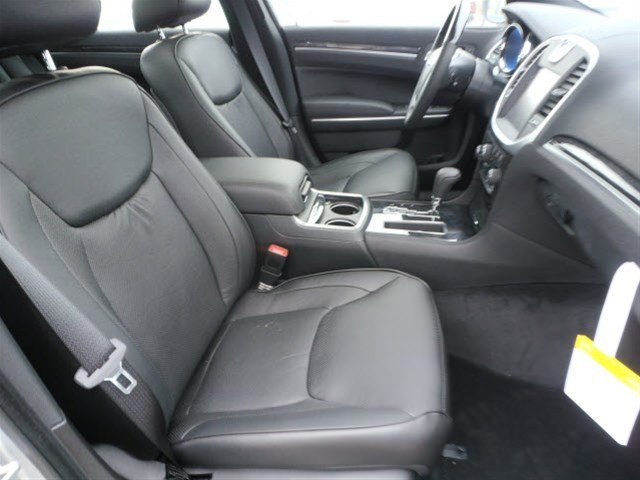 Chrysler 300C 2011 photo 2