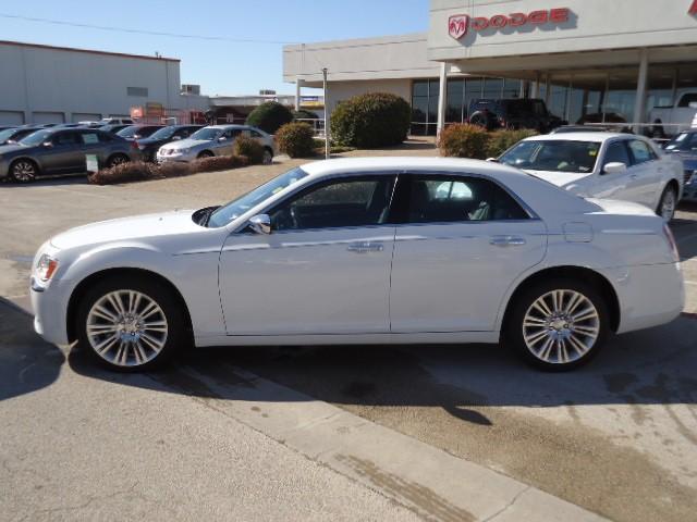 Chrysler 300C 2011 photo 1