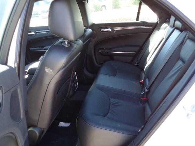 Chrysler 300C 2011 photo 2