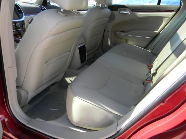 Chrysler 300C 2011 photo 2