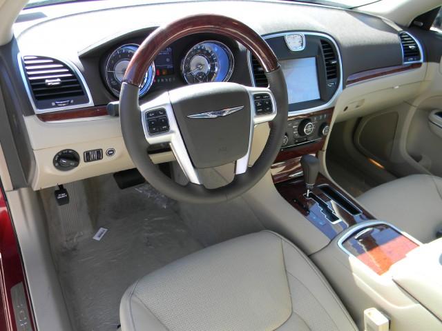 Chrysler 300C 2011 photo 4