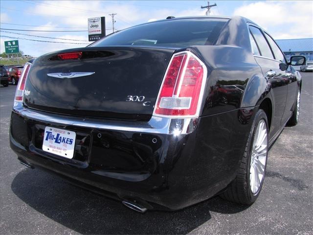 Chrysler 300C 2011 photo 2