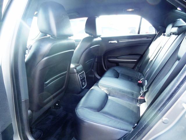 Chrysler 300C 2012 photo 13