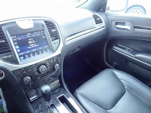 Chrysler 300C 2012 photo 16