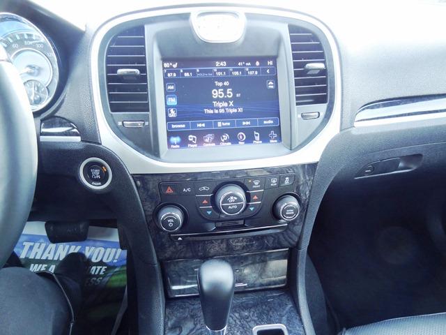 Chrysler 300C 2012 photo 18