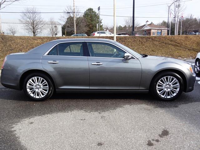 Chrysler 300C 2012 photo 21