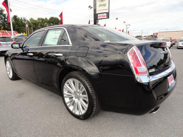 Chrysler 300C 2012 photo 1