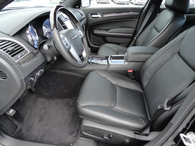 Chrysler 300C 2012 photo 2
