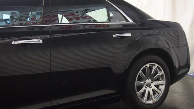 Chrysler 300C 2012 photo 2