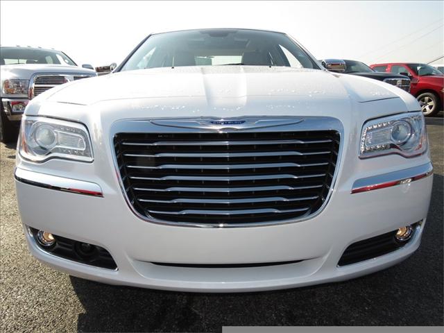 Chrysler 300C 2012 photo 3