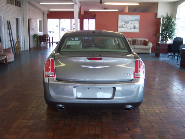 Chrysler 300C 2012 photo 2