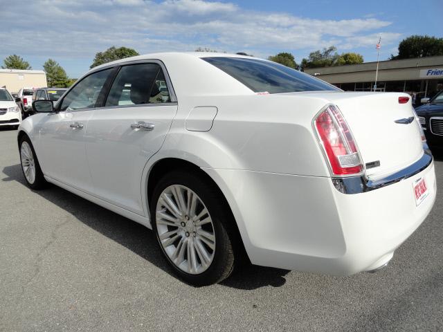 Chrysler 300C 2012 photo 1