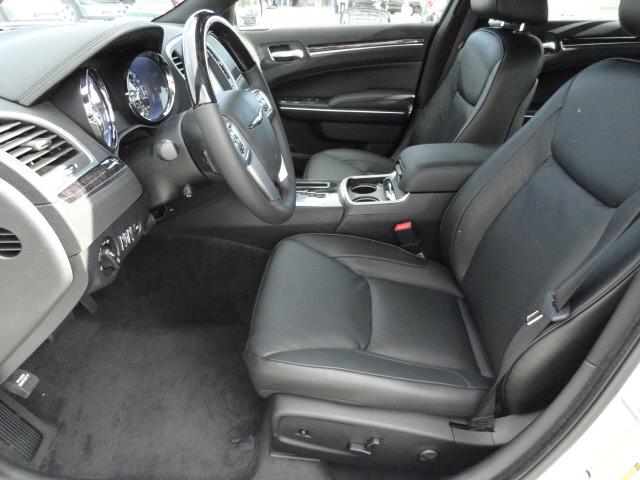 Chrysler 300C 2012 photo 2