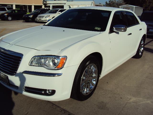 Chrysler 300C 2012 photo 2