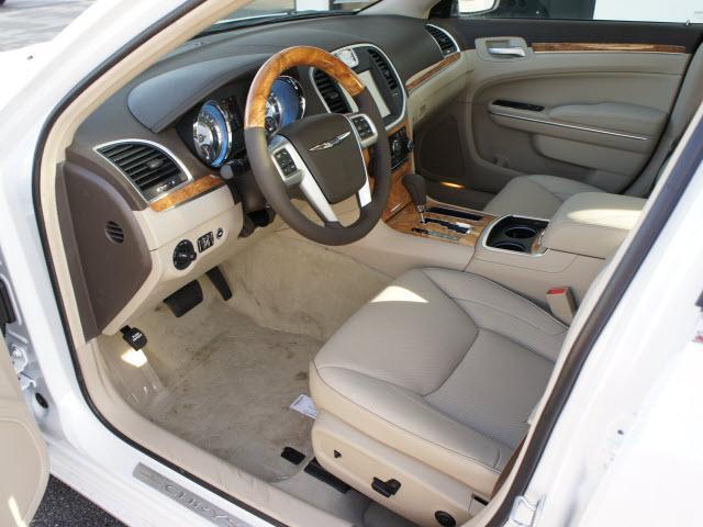 Chrysler 300C 2012 photo 2