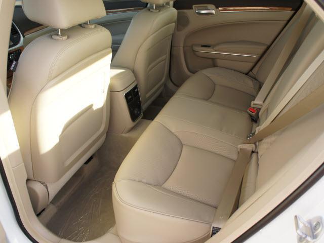 Chrysler 300C 2012 photo 3