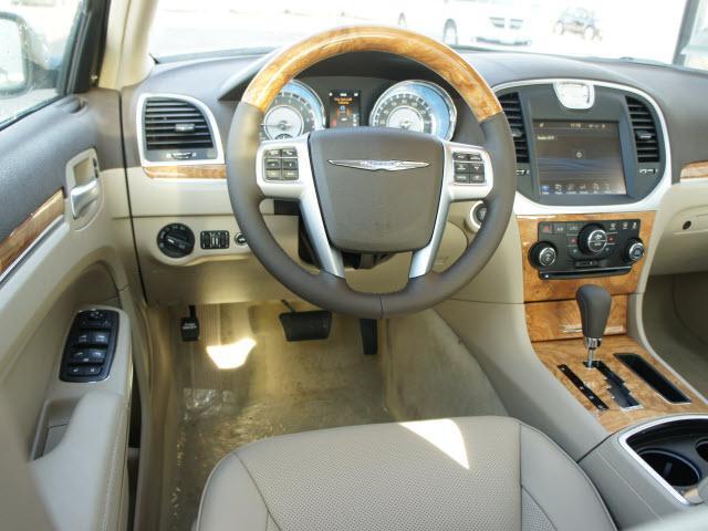 Chrysler 300C 2012 photo 4