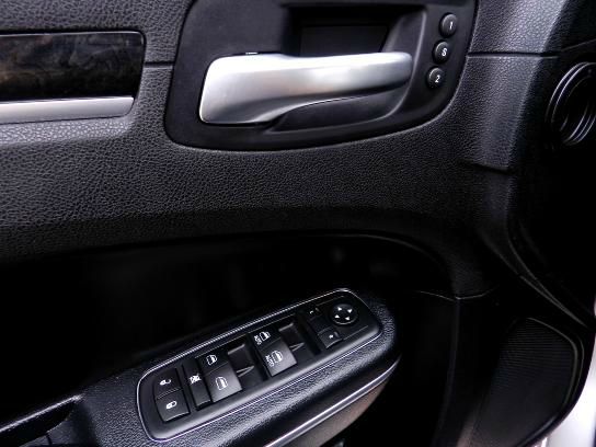 Chrysler 300C 2012 photo 4