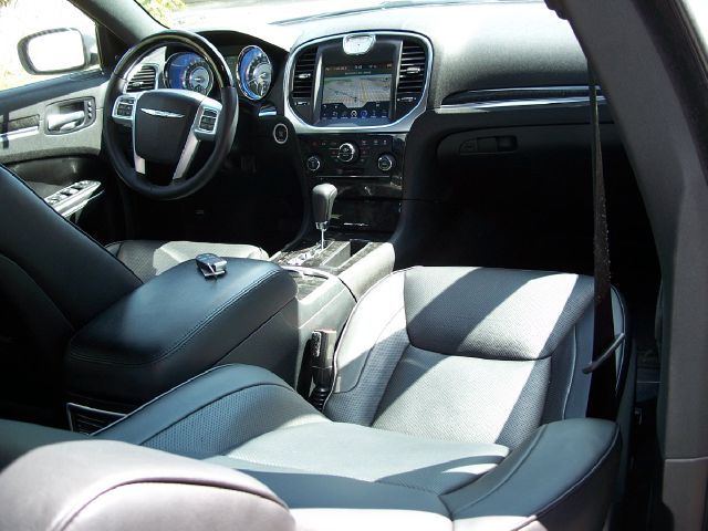 Chrysler 300C 2013 photo 2