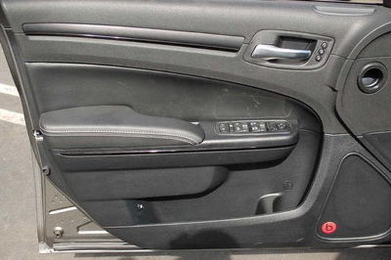 Chrysler 300S 2012 photo 2