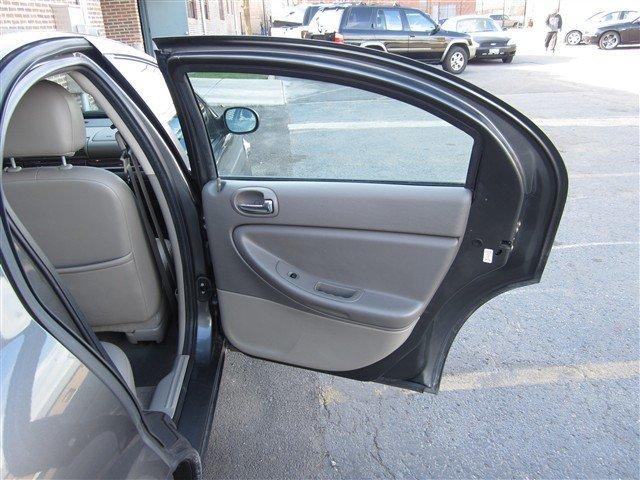 Chrysler Sebring 2004 photo 2