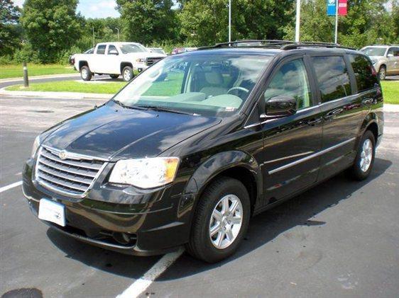 Chrysler Town 2009 photo 2