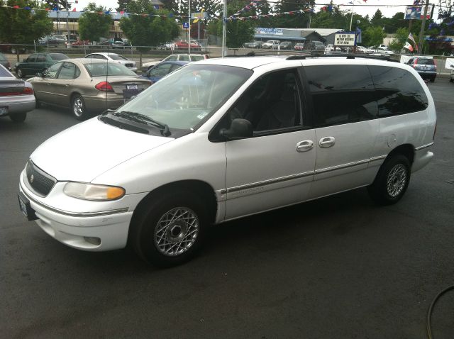 Chrysler Town and Country 1996 photo 1