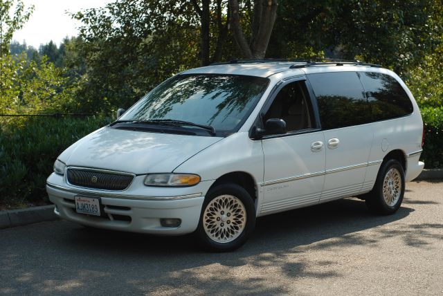 Chrysler Town and Country 1996 photo 2